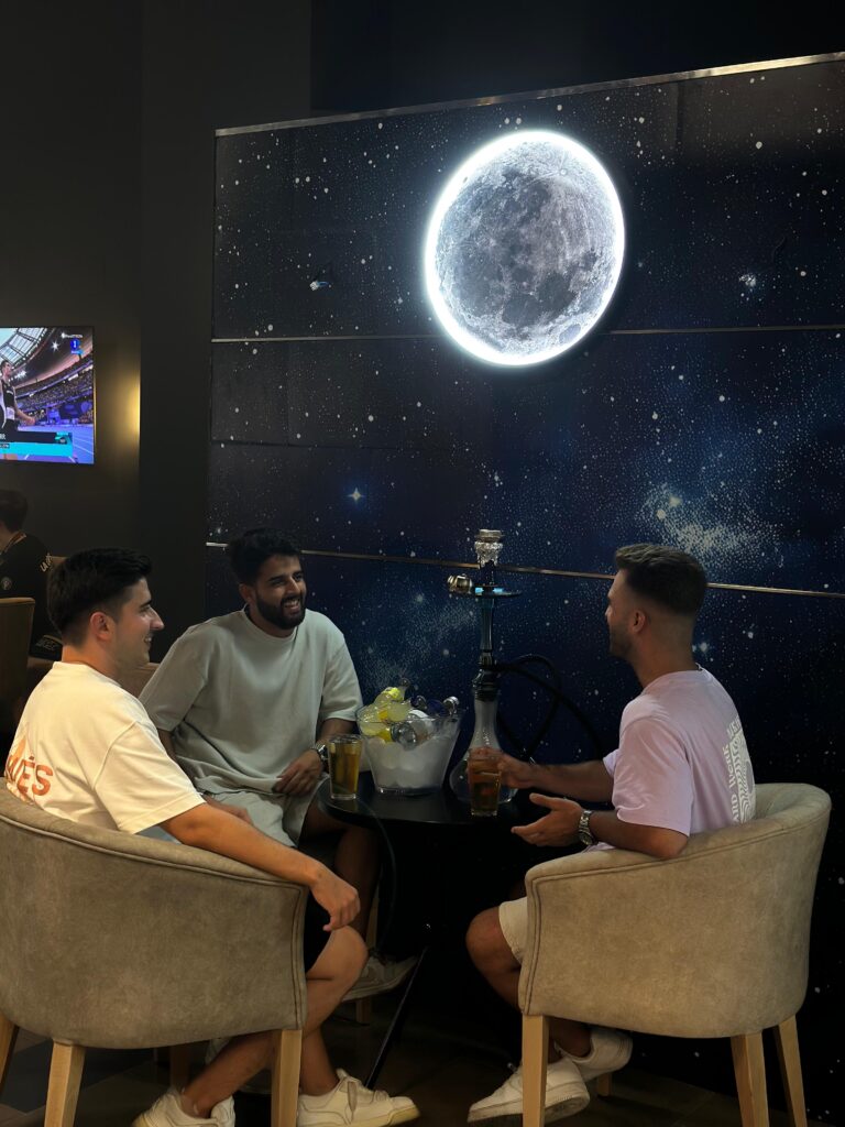 Disfrutando en Milos Shisha Lounge Disfrutando en Milos Shisha Lounge