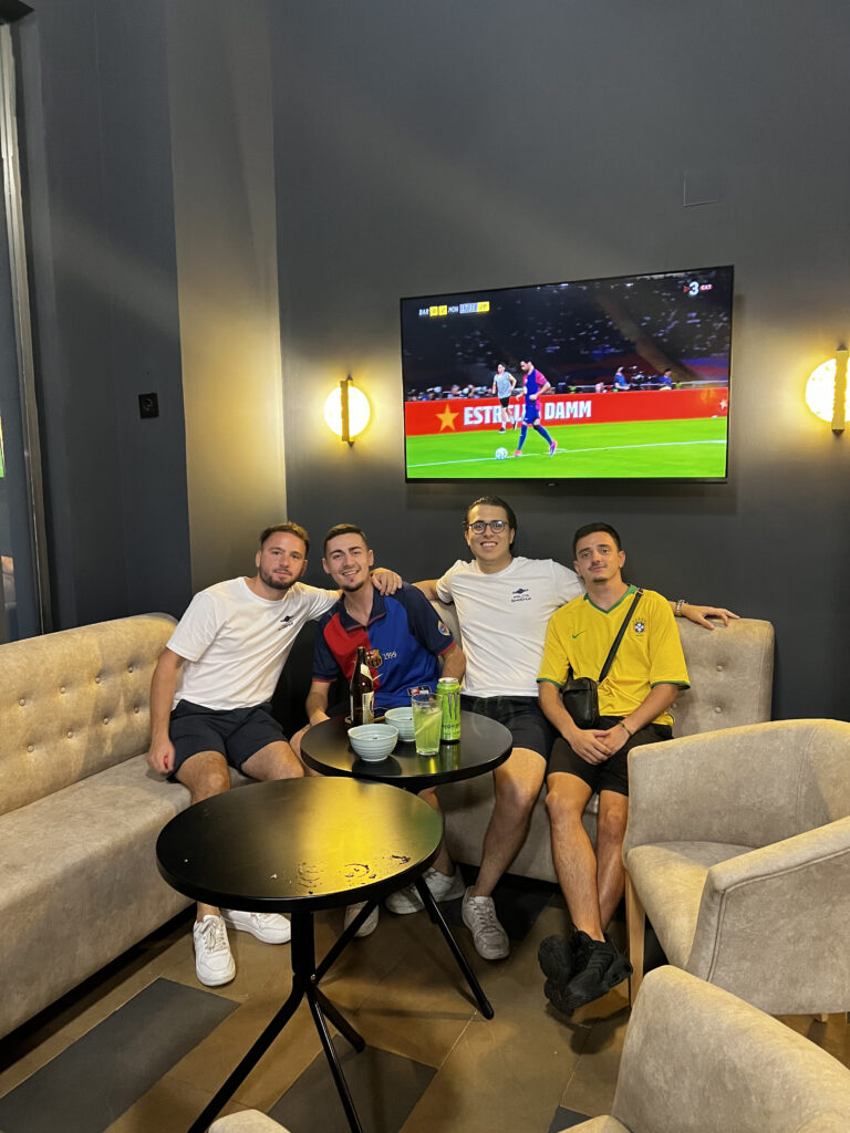Viendo un partido de Fútbol en Milos Shisha Lounge Viendo un partido de Fútbol en Milos Shisha Lounge