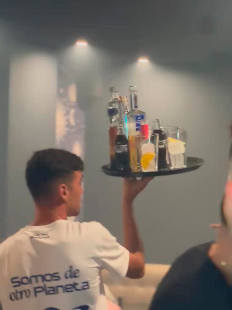Camarero llevando bebidas premiums en Milos Shisha Lounge Camarero llevando bebidas premiums en Milos Shisha Lounge